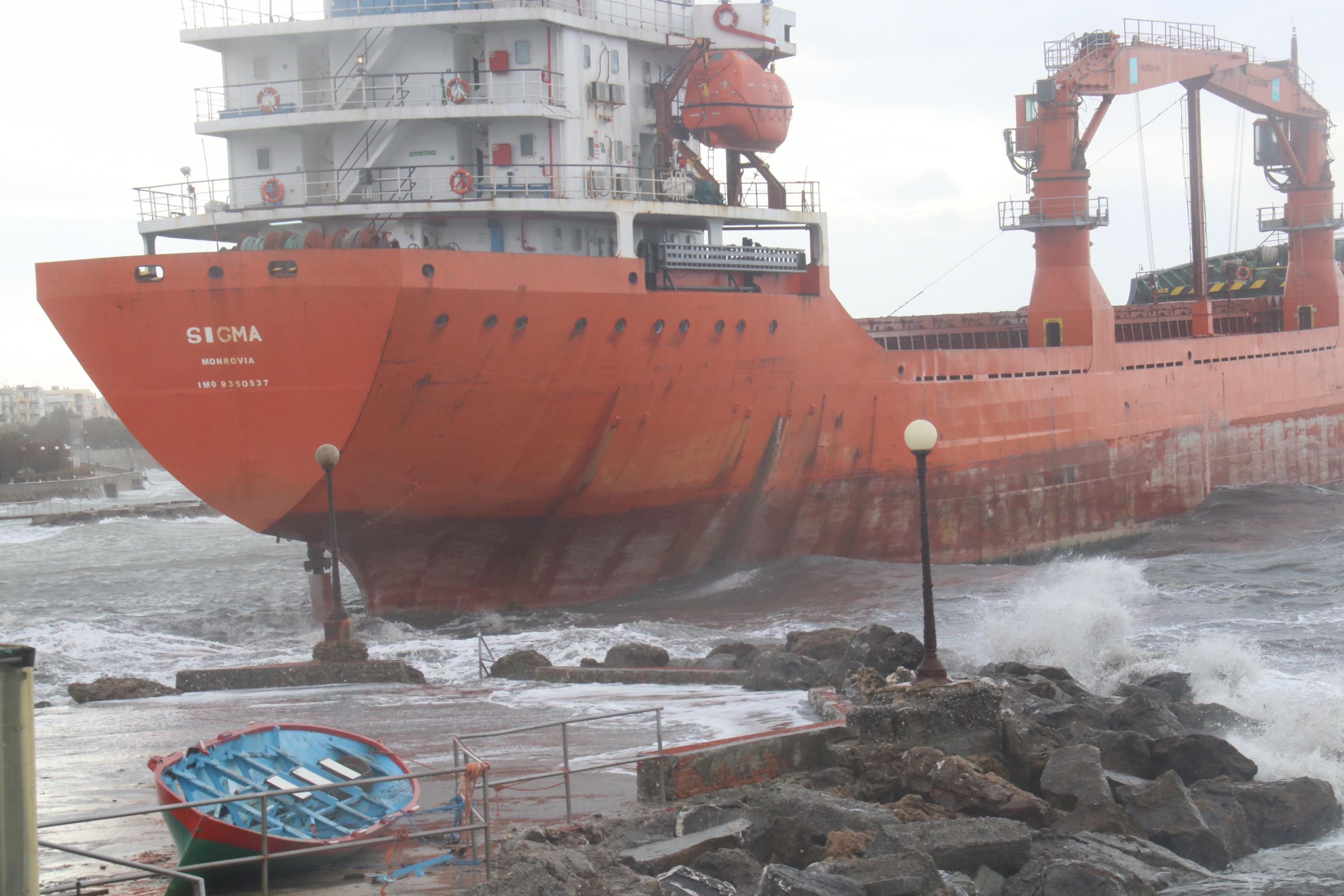 La nave incagliata davanti alla Rotonda di Ardenza (Repetti/Pentafoto)