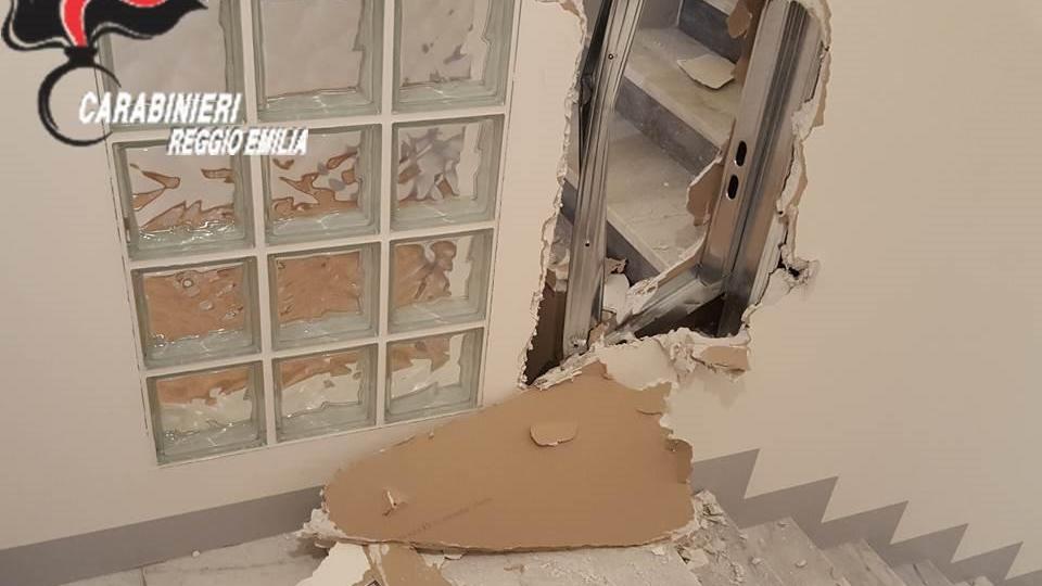 Dall'America con il telefonino vede i ladri che gli svaligiano la villa