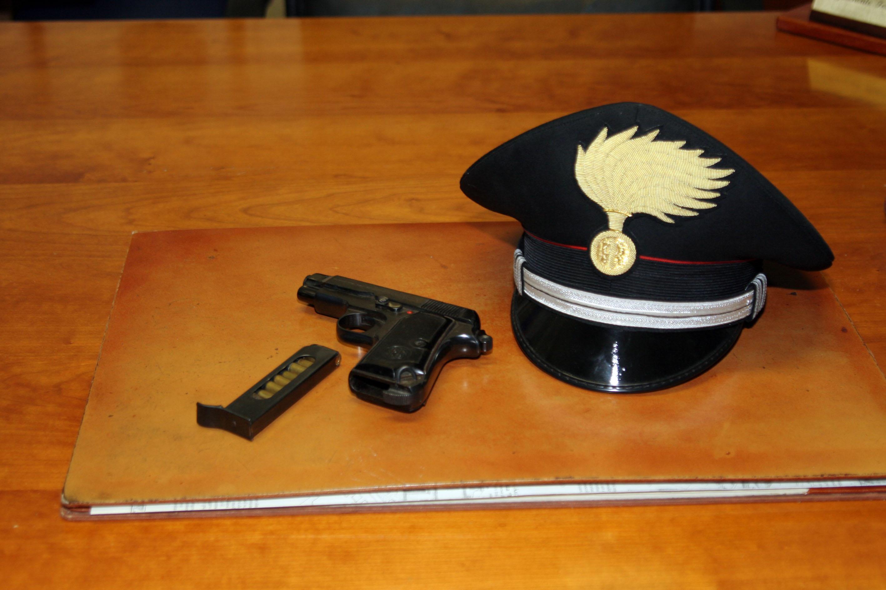 Una pistola Beretta e le munizioni