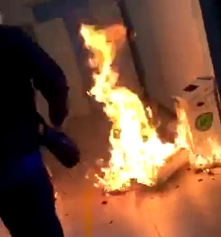 La protesta ha 2 volti c’è chi canta il disagio e chi appicca il fuoco 