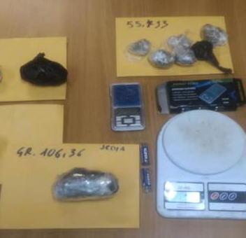 Spacciava in casa e metteva la droga nel sottoscala