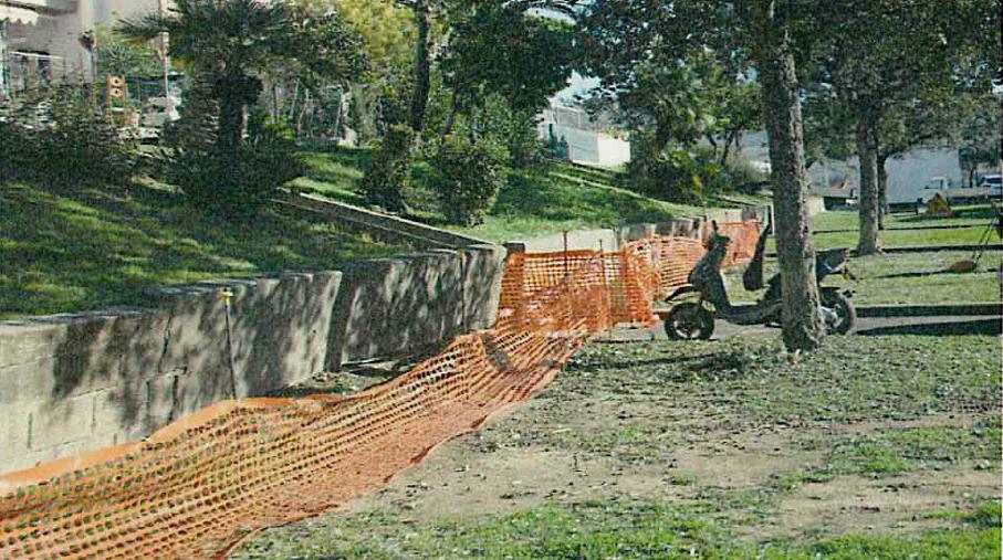 Rischio di crolli recintati i muretti in via Rosselli 