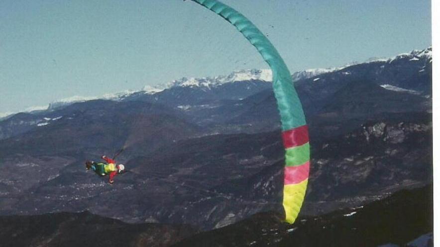 Il campione di parapendio continua a sfidare i venti