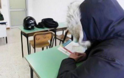 Scuole freezer, in aula con le coperte 