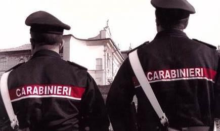 Picchia la moglie davanti al figlio, denunciato