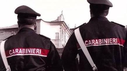 Picchia la moglie davanti al figlio, denunciato