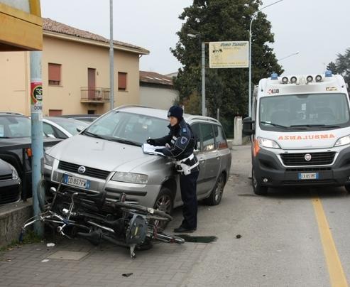 Neonata e donna incinta ferite in uno schianto 