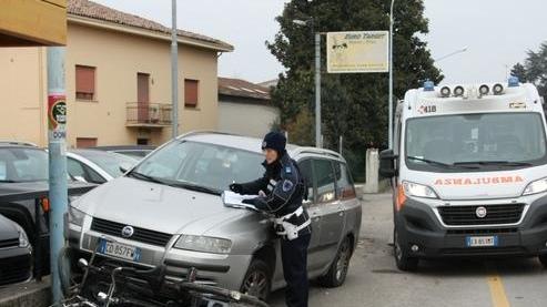 Neonata e donna incinta ferite in uno schianto