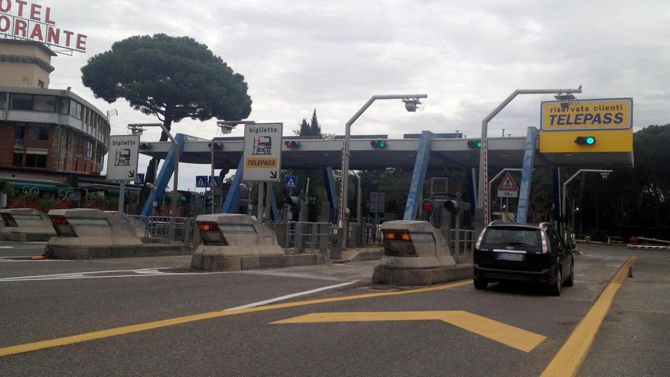 Rapina il casellante armato di cacciavite