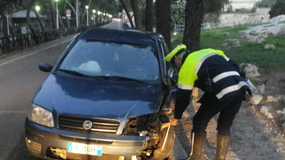 L'auto incidentata in viale Buoncammino (foto Mario Rosas)