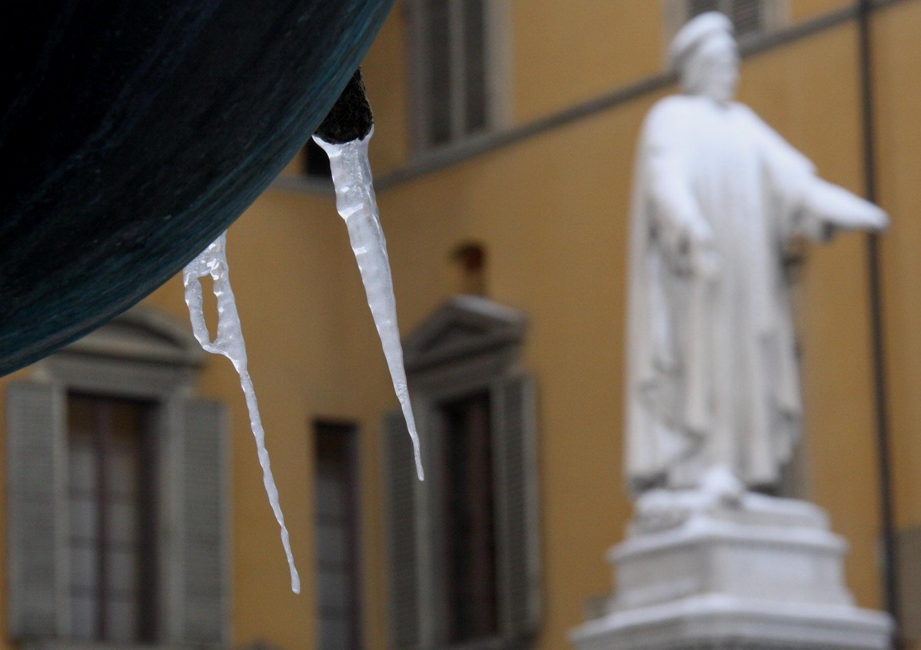 Ghiaccio sulla fontana del Bacchino (archivio)