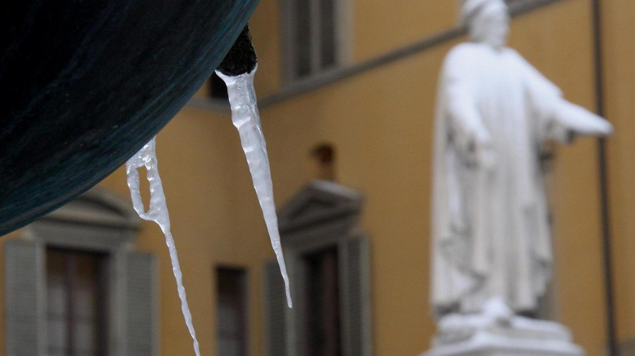 Ghiaccio sulla fontana del Bacchino (archivio)
