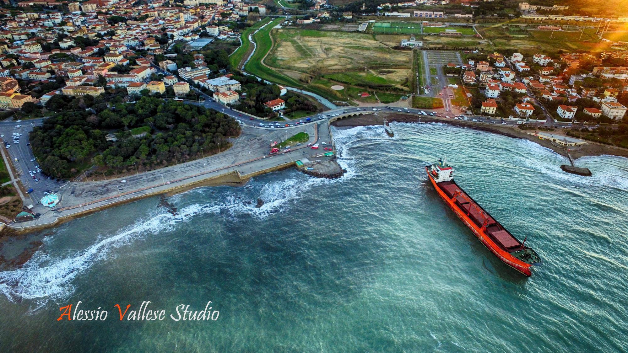 La nave dall'alto nella foto di Alessio Vallese
