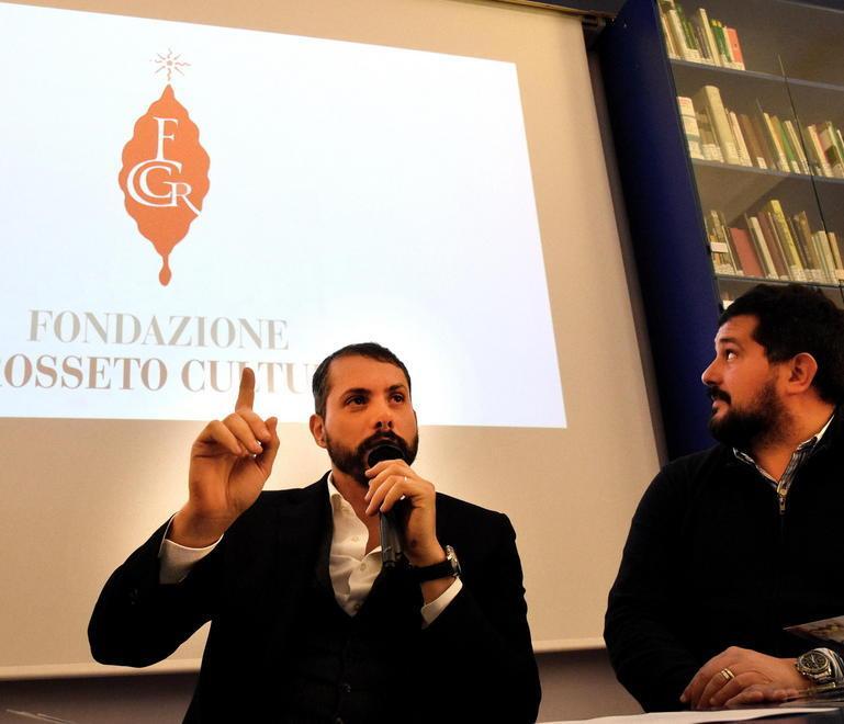 Da sinistra Francesco Mori e Luca Agresti. Sullo sfondo il nuovo logo di Fondazione Grosseto cultura disegnato da Mori (foto Agenzia Bf)