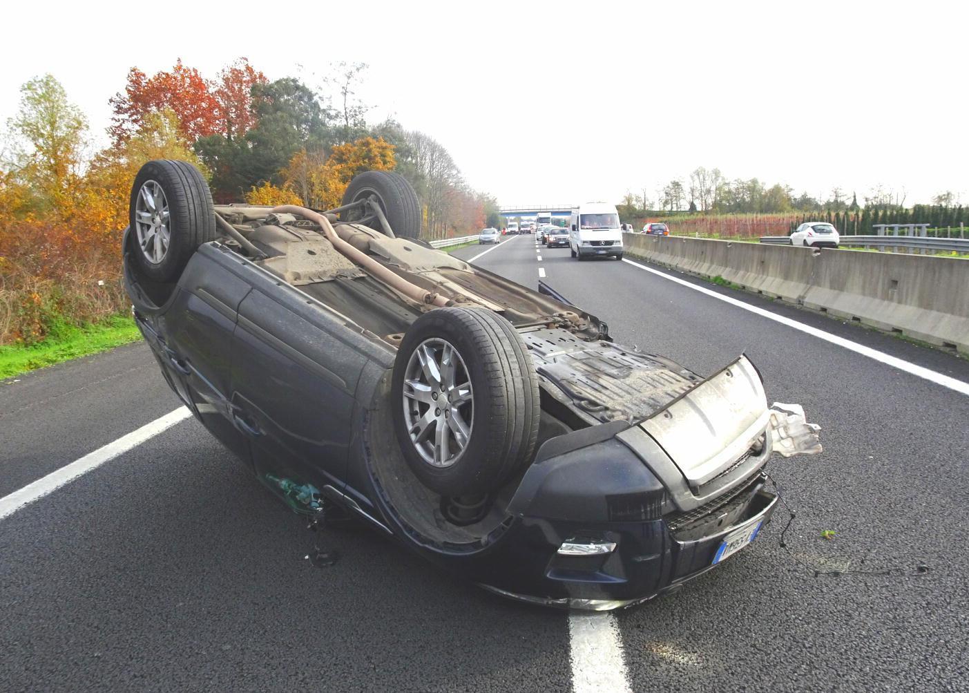 Un'auto ribaltata lungo l'autostrada (Foto d'archivio)