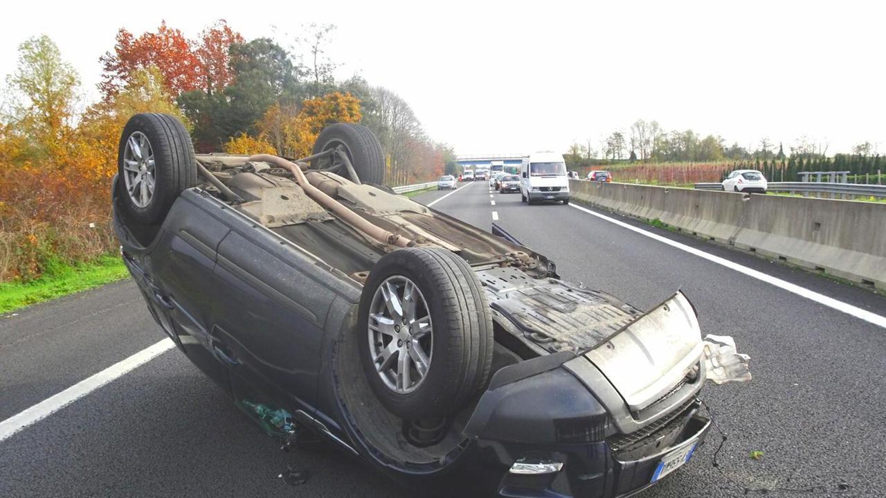 Un'auto ribaltata lungo l'autostrada (Foto d'archivio)