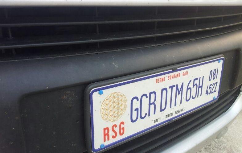 L’auto con la targa RSG (Regno Sovrano di Gaia) confiscata nel 2014