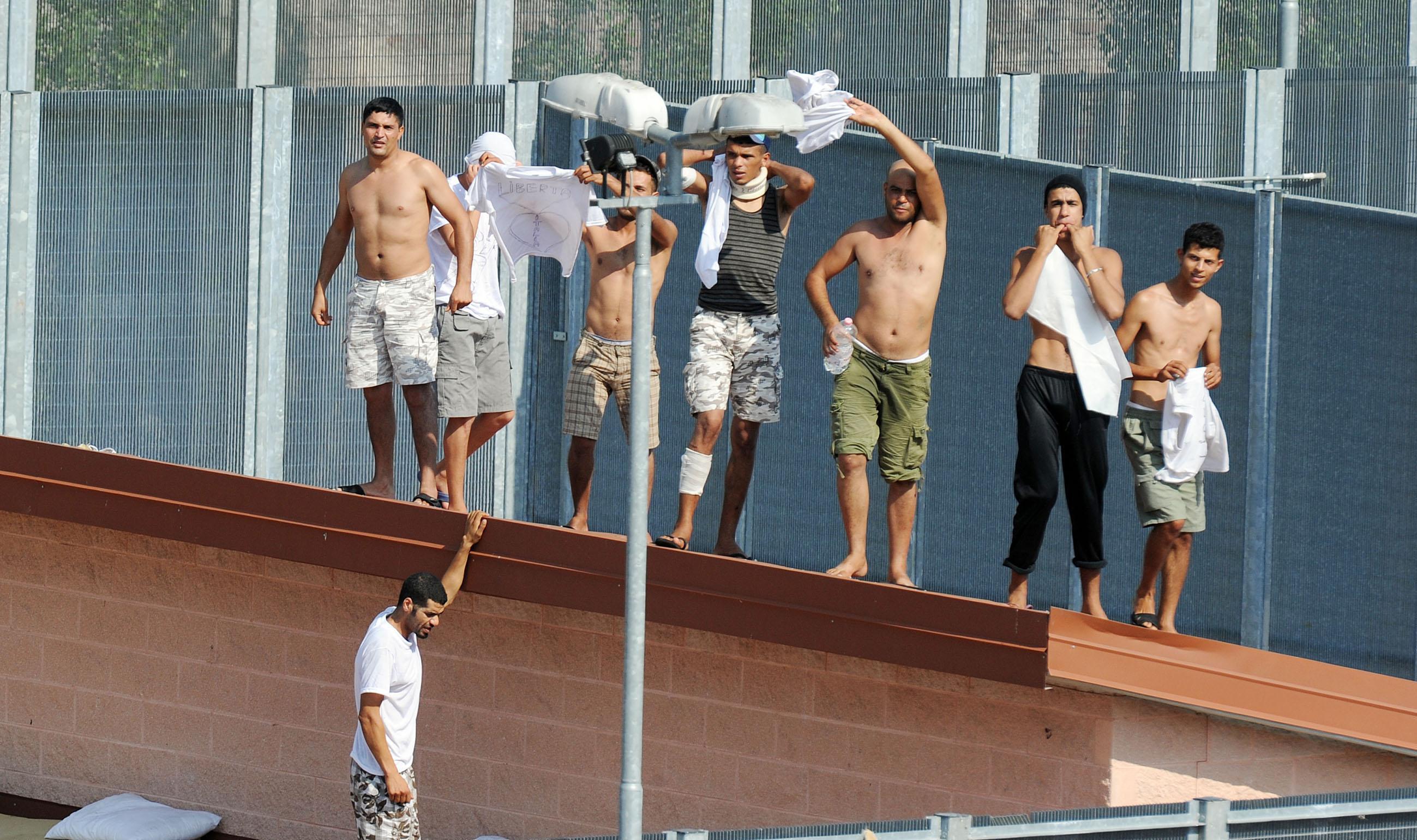 Una protesta al Cie di Torino nel 2011
