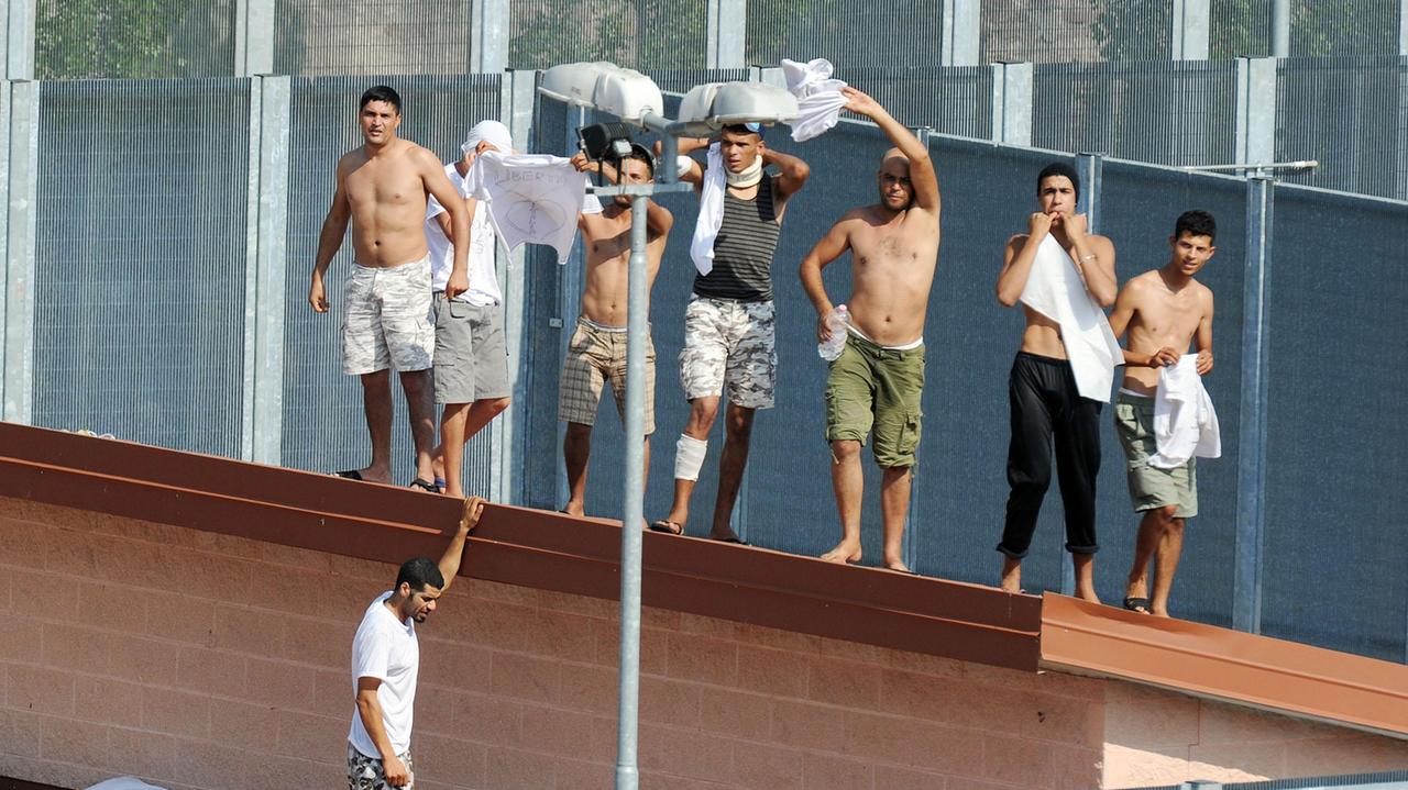 Una protesta al Cie di Torino nel 2011