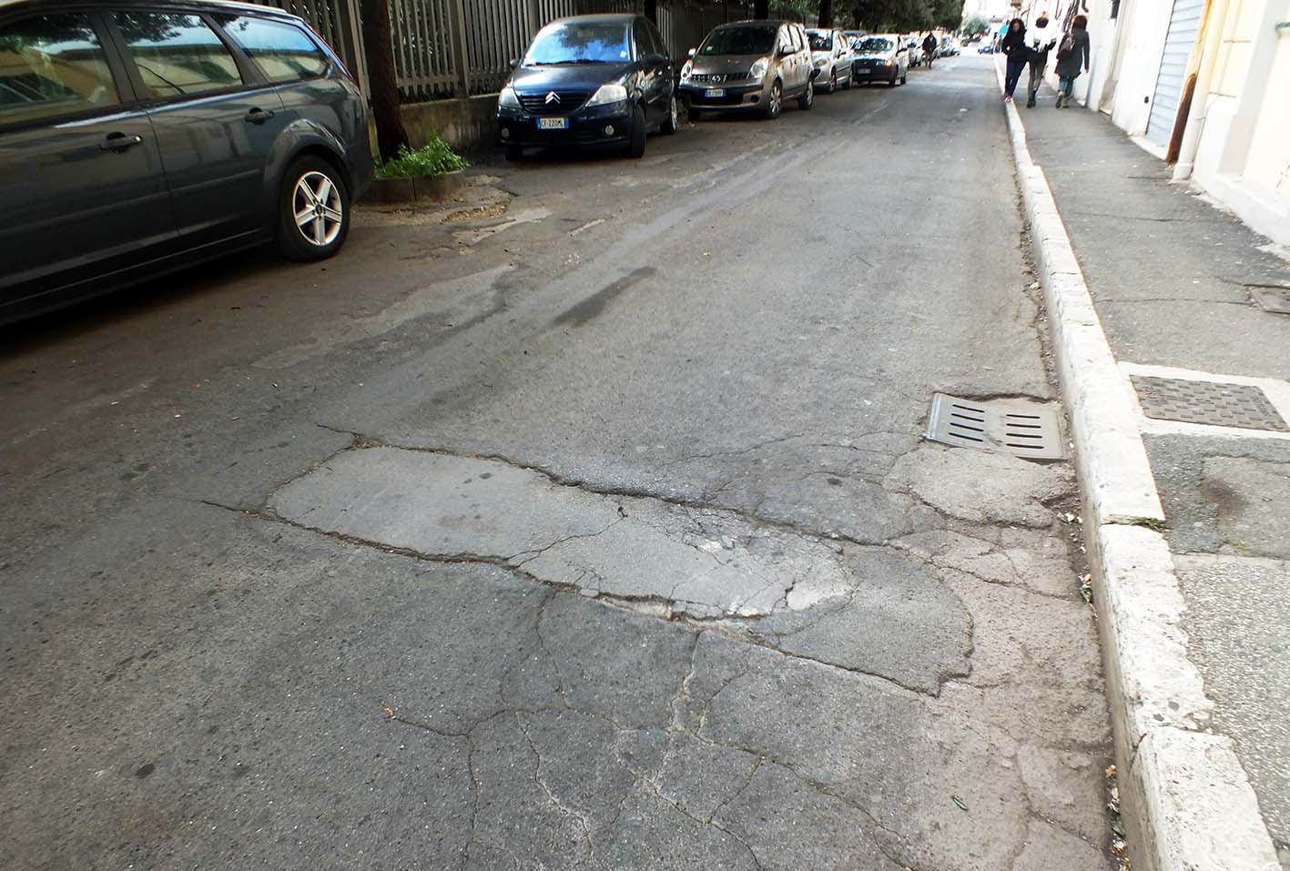 Via Roma, strada sconnessa, piena di buche (foto Paolo Barlettani)