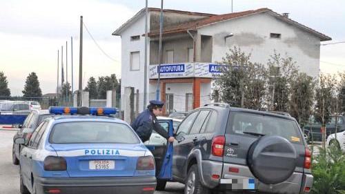 La polizia davanti all'autosalone Autofutura a Quarrata (Foto Gori)