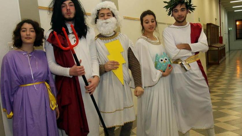 Dei dell’antica Grecia e poeti declamatori nei costumi dei ragazzi (Foto Nucci)
