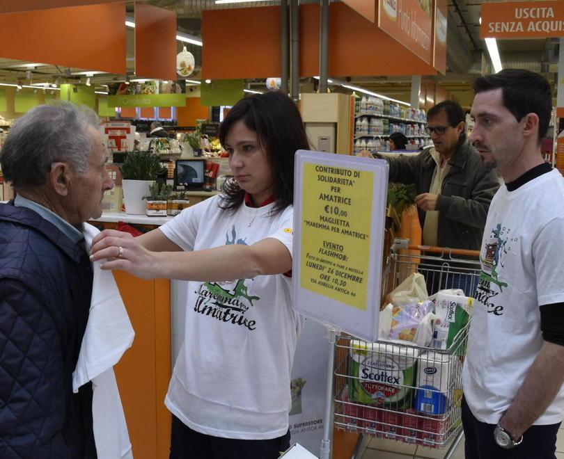 La vendita delle magliette "Maremma per Amatrice" alla Conad dell'Aurelia Antica (foto Agenzia Bf)