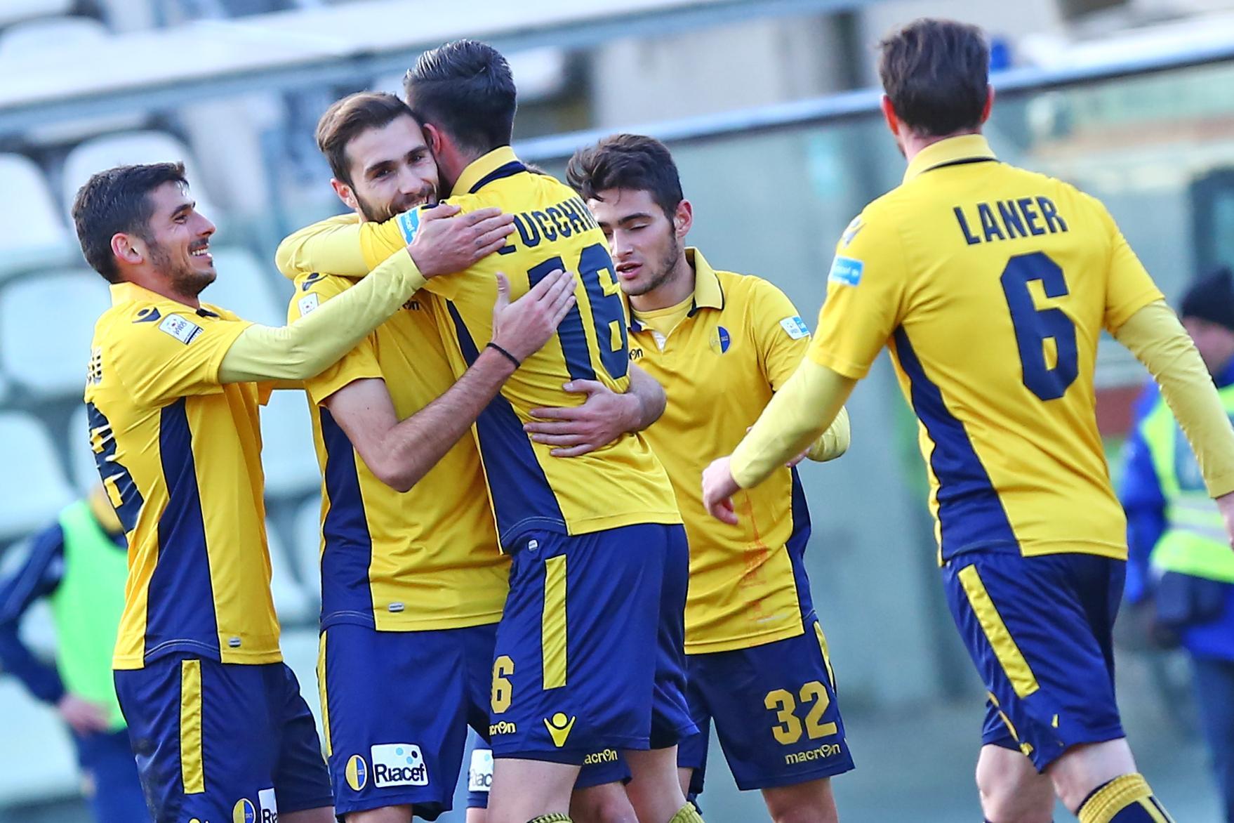 Milesi festeggiato dopo il gol