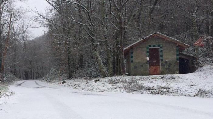 La neve fa capolino sul Monte Serra