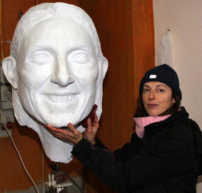 La forma in gesso di Virginia Raggi per "Rogna capitale" di Erica Cerri (foto Ciurca)