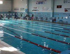 Alla piscina comunale si nuota con lo sconto 