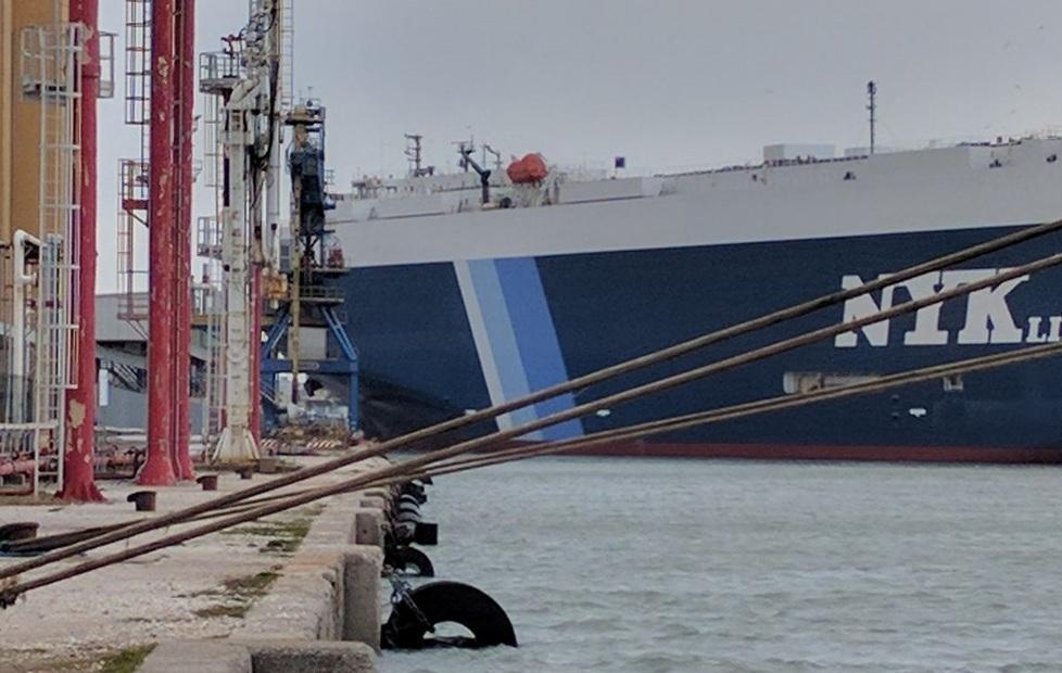 E in porto una nave strappa gli ormeggi 