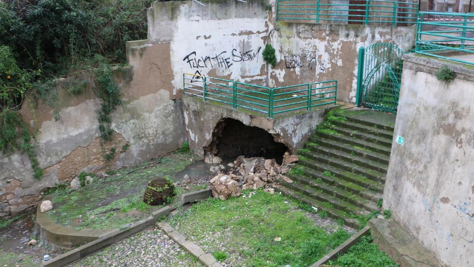 Maltempo, un fiume di liquami travolge la fontana della Billellera 