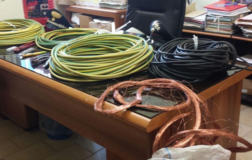Sorpresi mentre rubano rame nel centro Porrà: due arresti