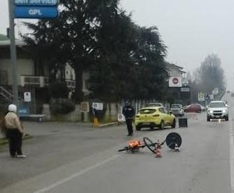 Ciclista travolto da auto in mezzo al traffico 
