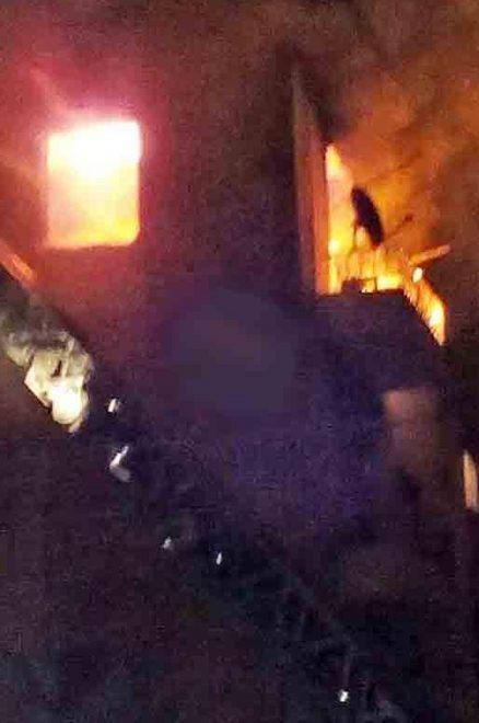 Casa in fiamme, evacuate 30 persone 