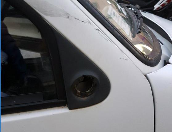 Causa un incidente, tenta di scappare ma viene bloccato dopo un inseguimento
