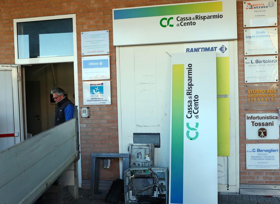 Cento, un boato nella notte squarcia il bancomat: bottino 48mila euro 