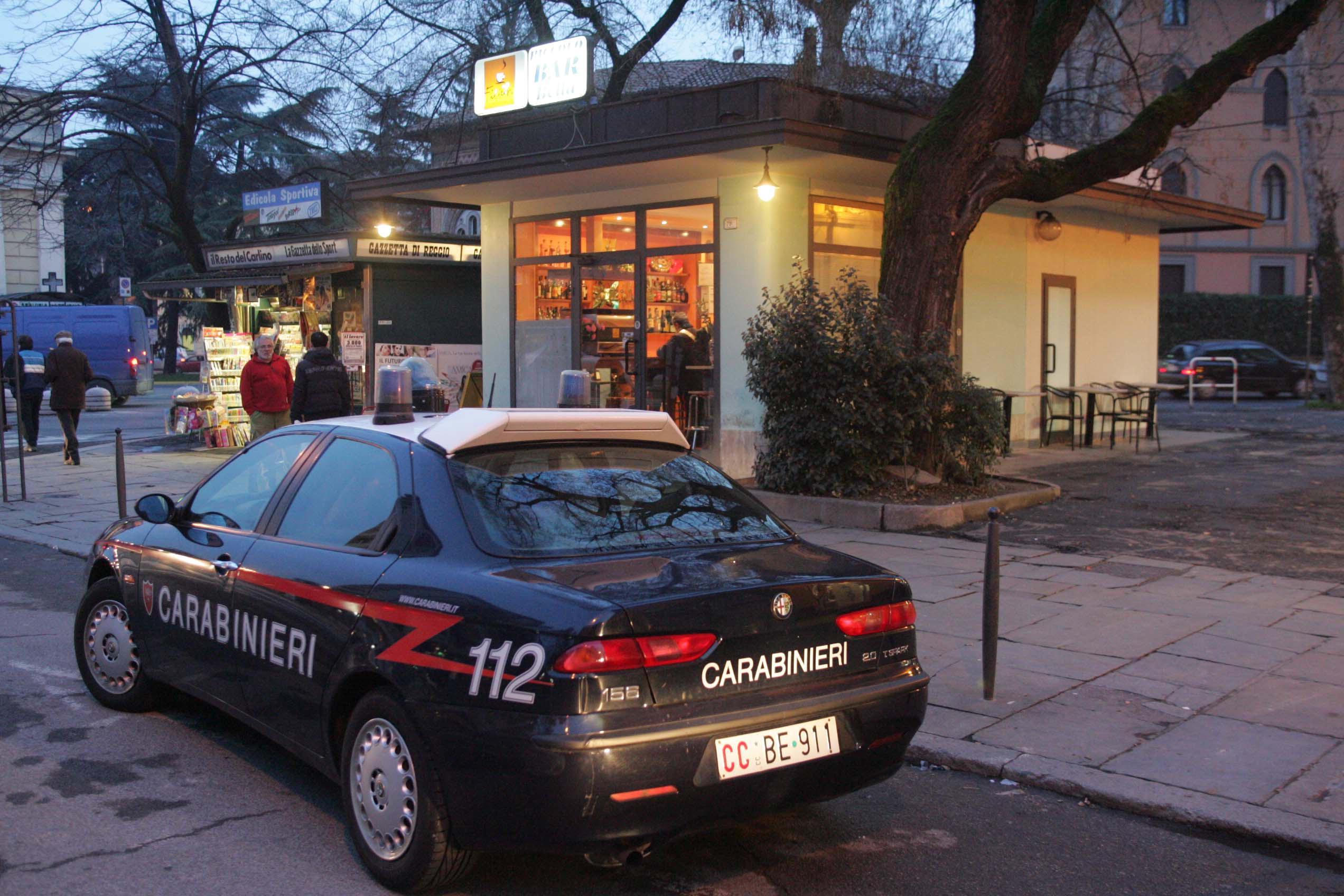 Reggio Emilia, rissa in centro: per pestarsi usano la stampella di un passante 
