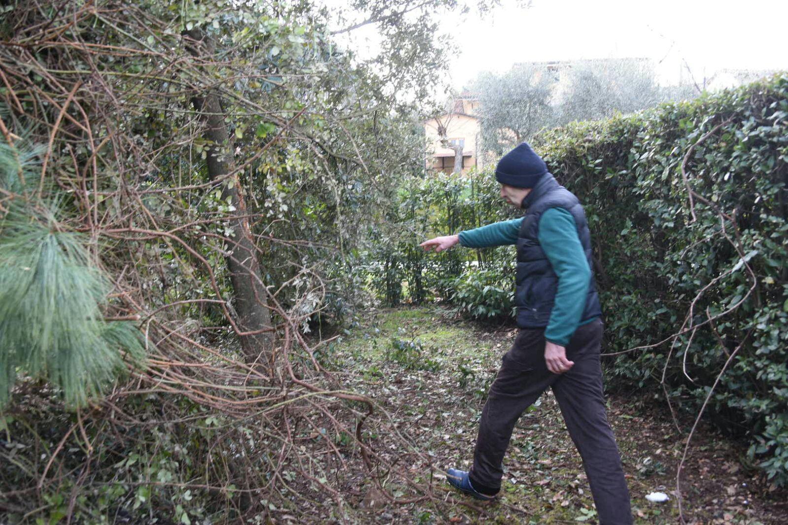 Sbanda e finisce nel giardino di una casa: giovane di 22 anni ricoverato in rianimazione - Video 
