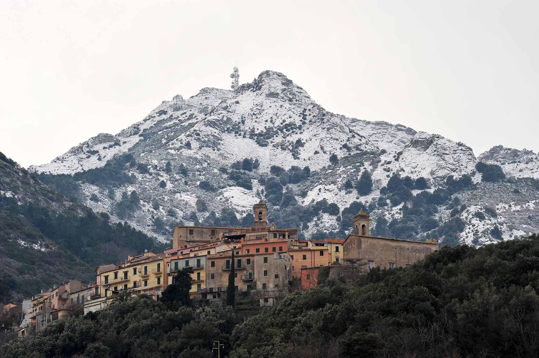 Poggio, con alle spalle il Capanne innevato (foto Gio' Di Stefano)