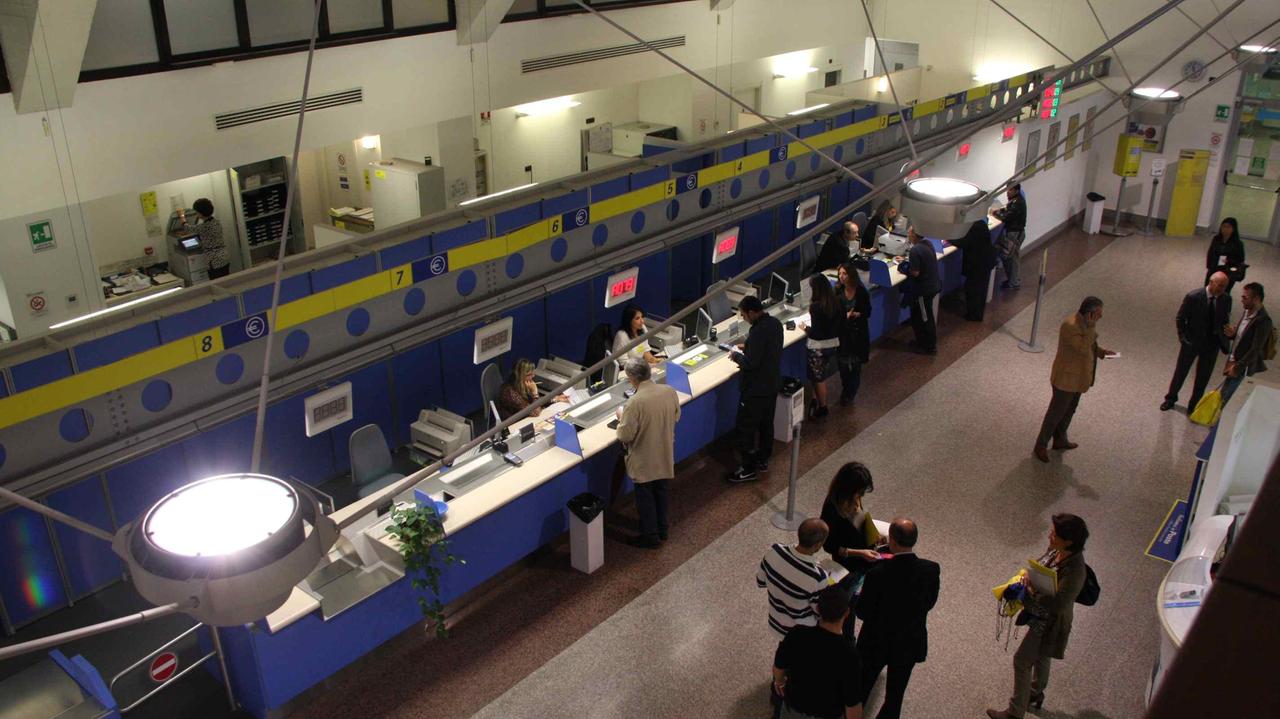 L'interno dell'ufficio postale di via Arcivescovo Martini a Prato