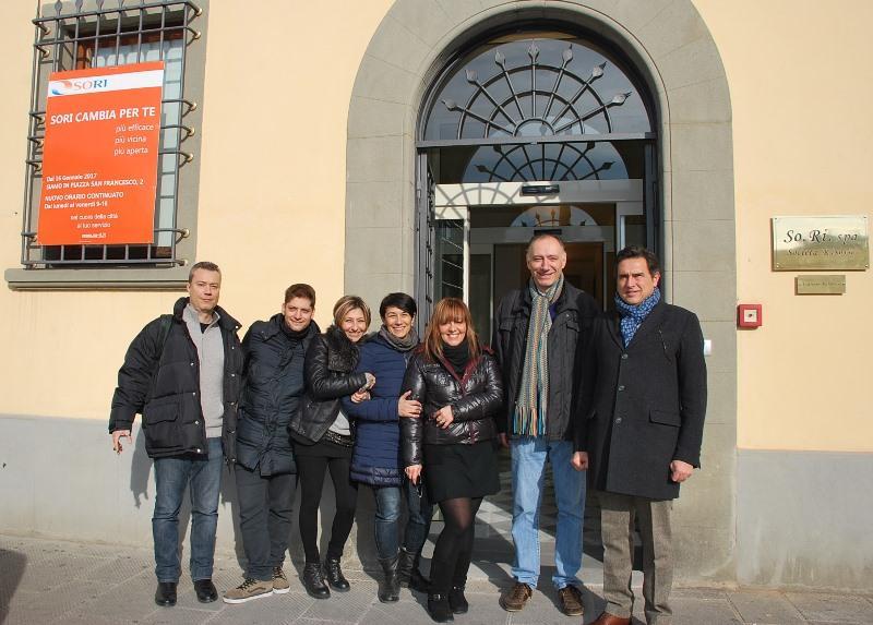 L'ingresso Sori, con presidente Michelozzi, direttore Cecchin e alcuni dipendenti 