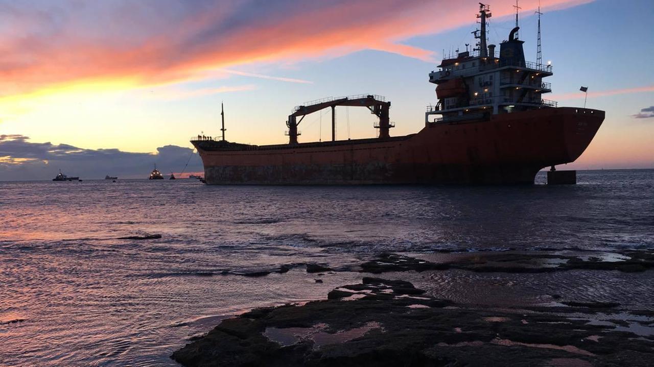 La foto della nave incagliata del nostro lettore Luca Genovesi