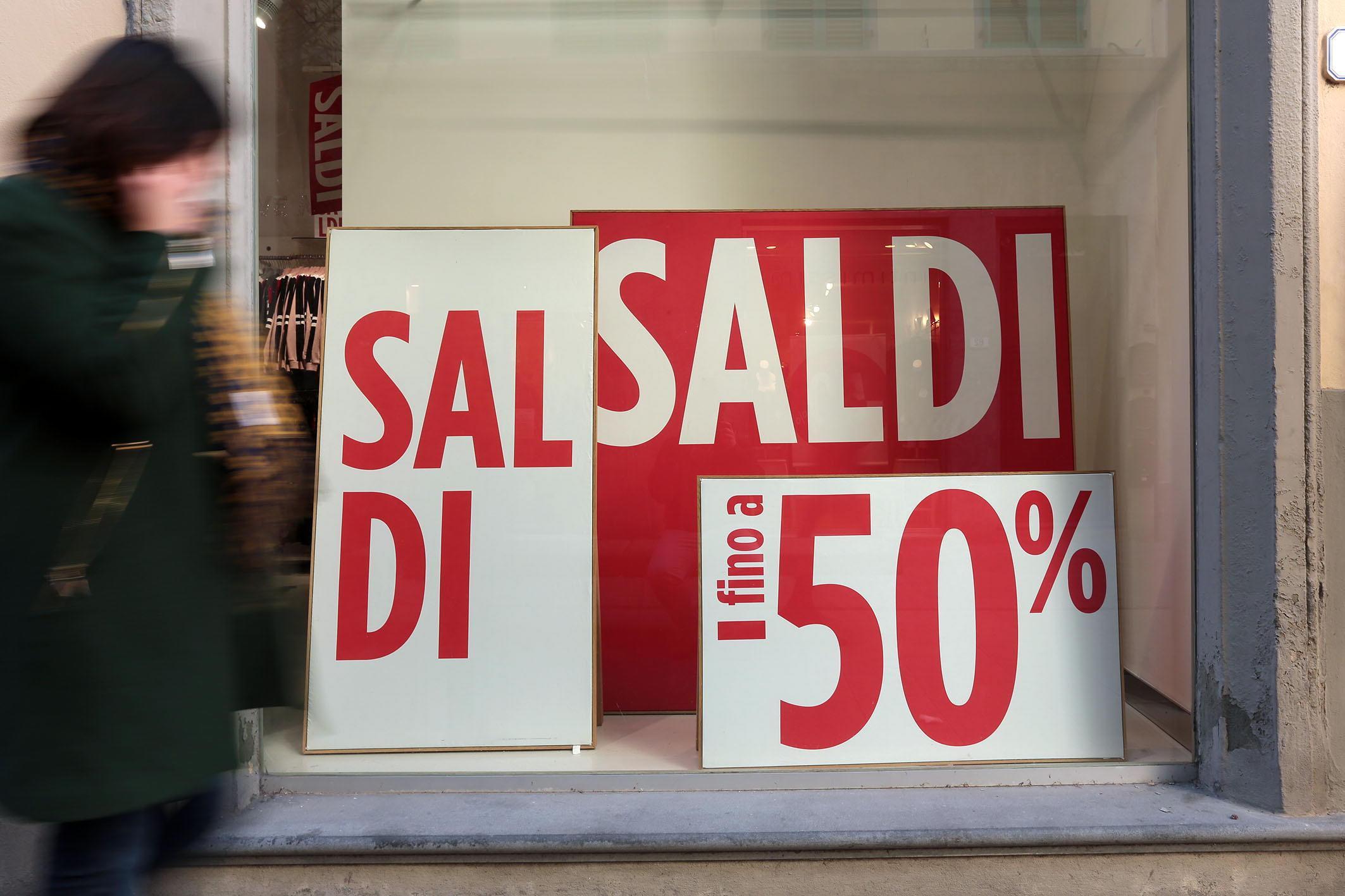 Il freddo frena i saldi a Pistoia. Vendite a rilento, bene la calzetteria 