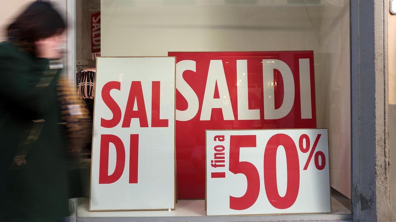 Il freddo frena i saldi a Pistoia. Vendite a rilento, bene la calzetteria