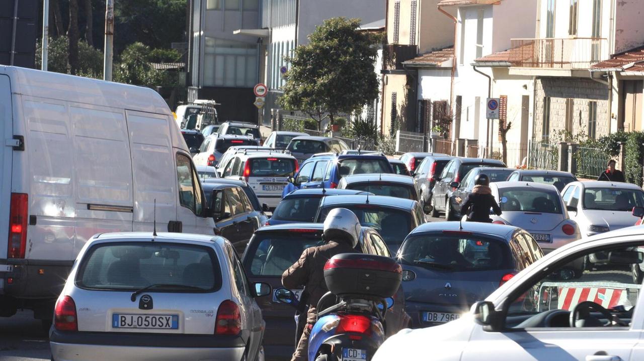 Traffico in una strada di Prato