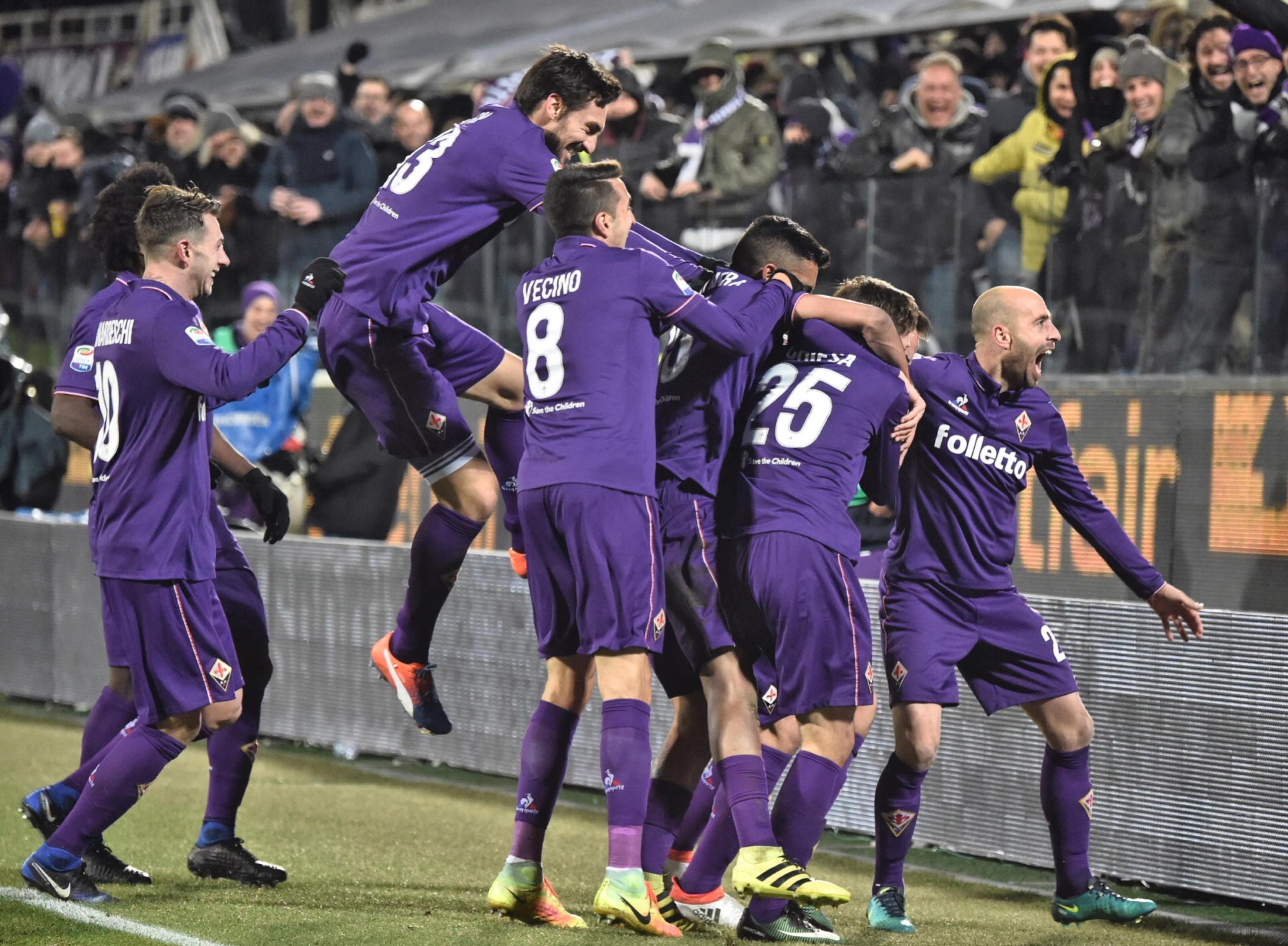 I giocatori della Fiorentina festeggiano il 2-0 di Milan Badelj