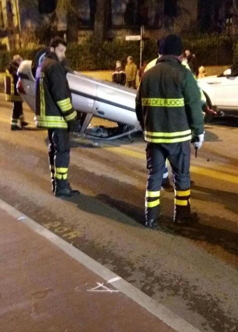 Babbo e due gemelli di 6 anni si cappottano sull’autostrada