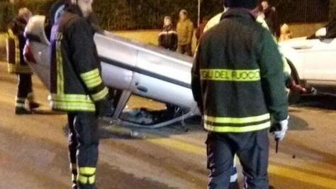 Babbo e due gemelli di 6 anni si cappottano sull’autostrada